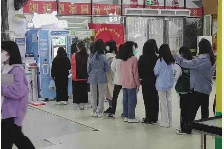 原來小雪花自動冰淇淋機這么賺錢 真是不看不知道