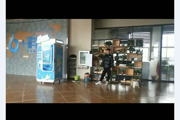 顏色亮麗的冰激凌自助售賣機