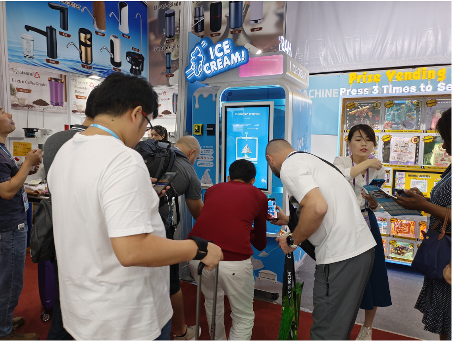 外國人很喜歡小雪花冰淇淋自動(dòng)售貨機(jī)創(chuàng)業(yè)好項(xiàng)目