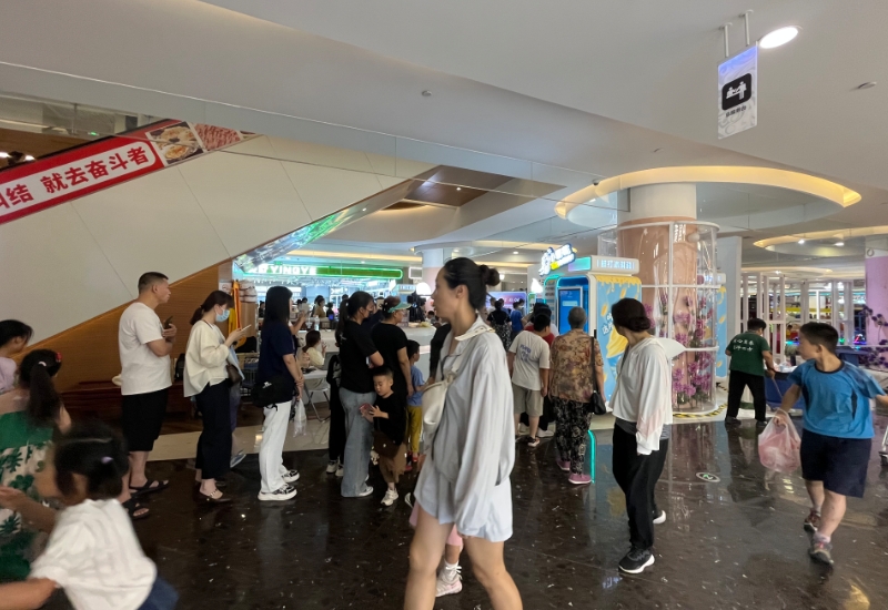 商場(chǎng)中的冰淇淋售賣機(jī)