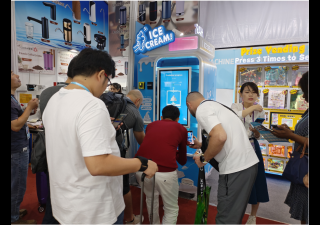 外國人很喜歡小雪花冰淇淋自動售貨機(jī)創(chuàng)業(yè)好項目