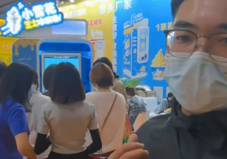 給大家分享下自動冰淇淋售賣機(jī)為什么可以抵御電商沖擊？